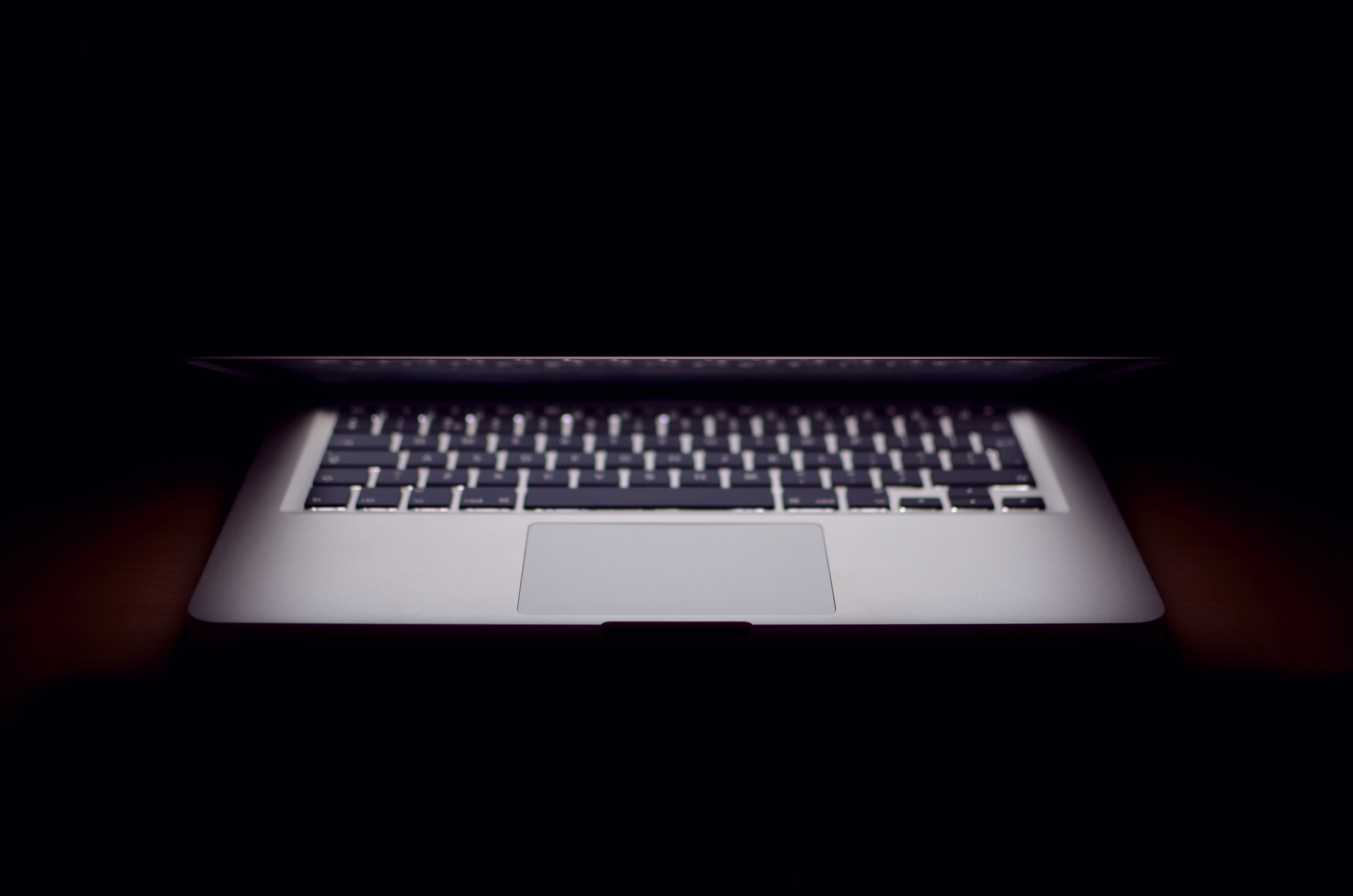 Laptop fast zugeklappt