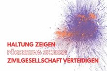Ein Farbsplash in lila/orange oben rechts, davor in der Farbe rot der Titel: Haltung zeigen - Förderung sichern - Zivilgesellschaft verteidigen