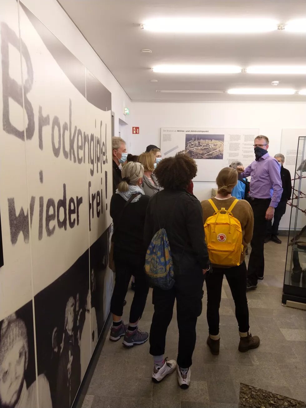 Eindruck aus dem Museum, vorn Demonstrationsplakat auf dem steht "Brockengipfel wieder frei"